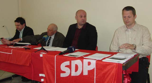 Konferencija za novinare SDP-a u Gospiću 2015.: Darko Banić, Andrija Benković, Nikola Maras i Krešimir Benković                                                                                                                                           